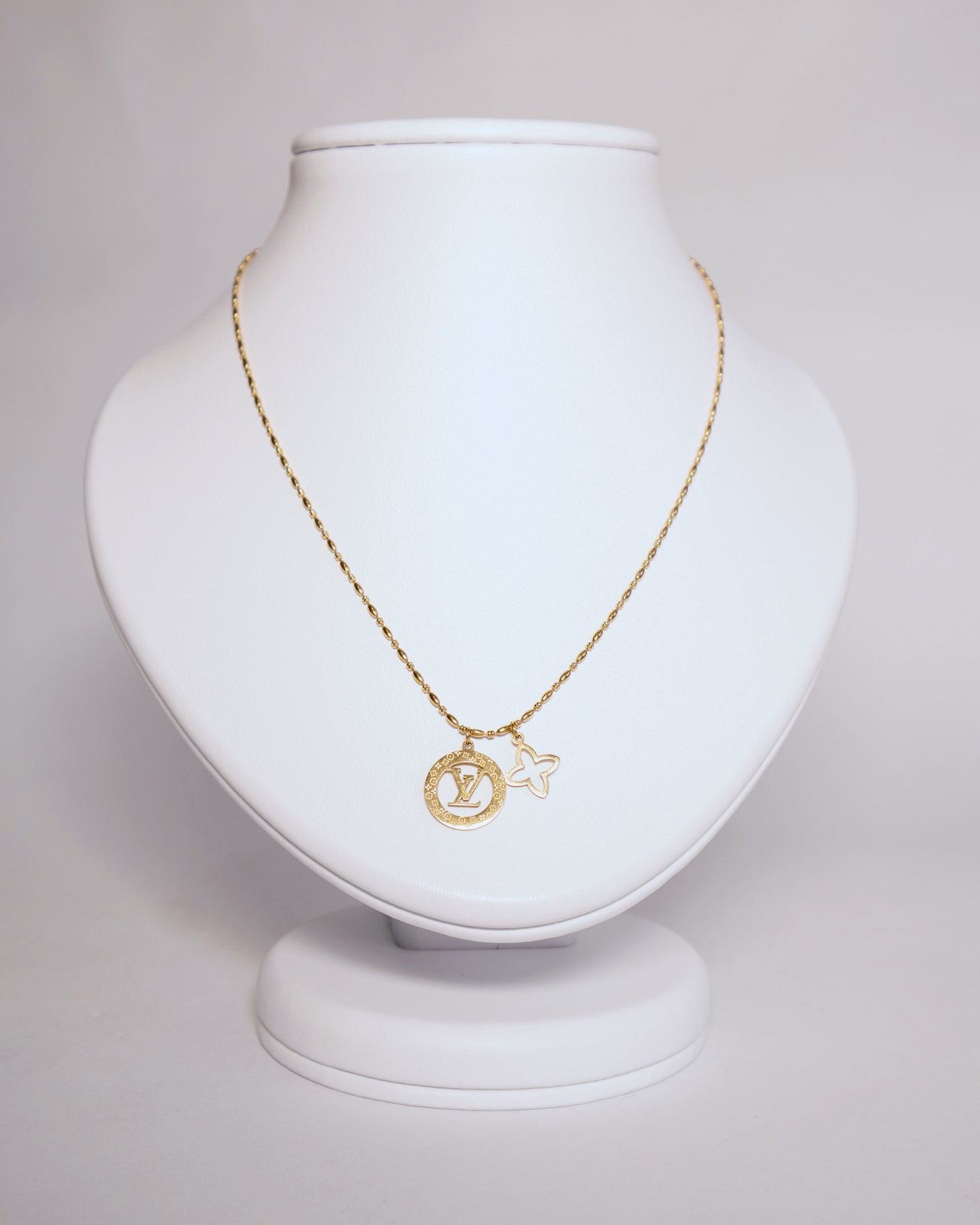 Cadena LV Mujer en oro laminado de 18k
